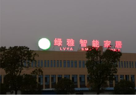 商城楼顶冲孔发光字是怎么安装的?